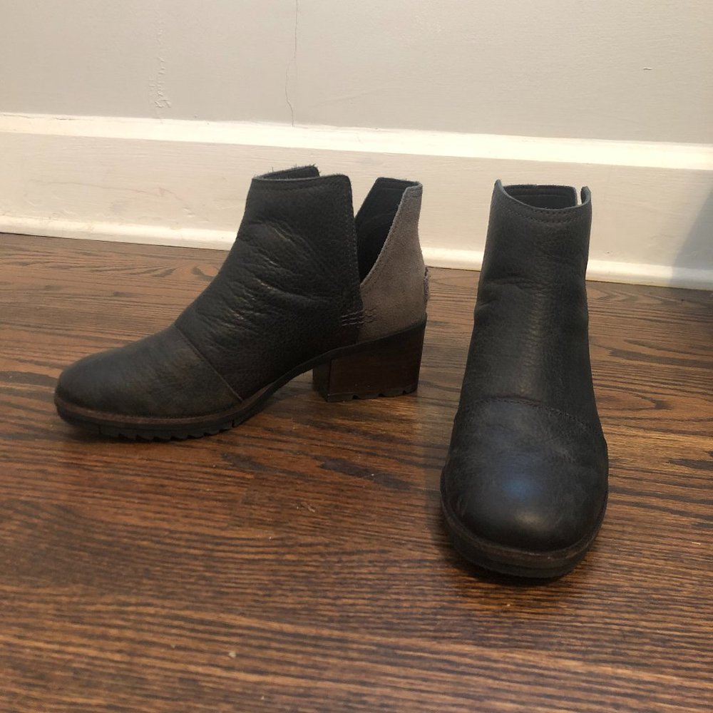 Black SOREL Chelsea Boot - Cate Cutout Style
